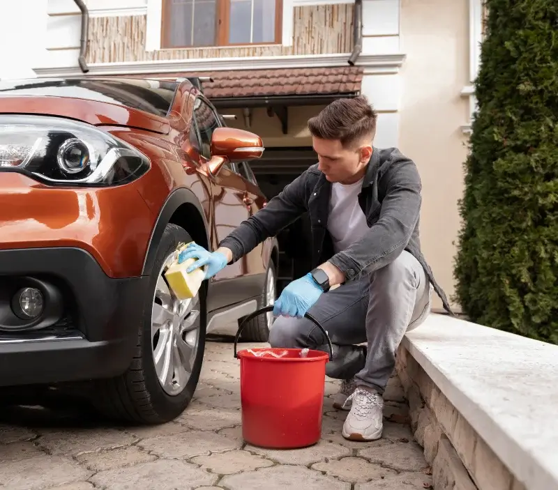 Lavage auto à domicile Germond-Rouvre : professionnel intervenant sur un véhicule